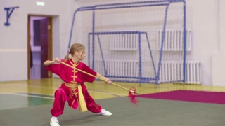 少女在逸夫太极武术训练武术练习视频素材模板下载