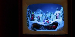圣诞装饰。整个村子里有一台古色古香的小电视机，有火车和行人在街上。