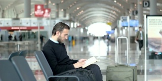 旅客在机场候机室看书