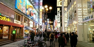 4K慢镜头:匿名人群行走在南大阪南波黑门市场-日本