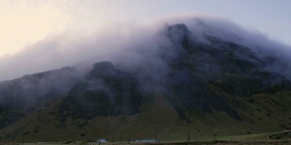冰岛，雾在崎岖的山脉上翻滚