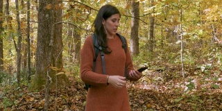 迷路的女人在树林里走的时候手机无法接通