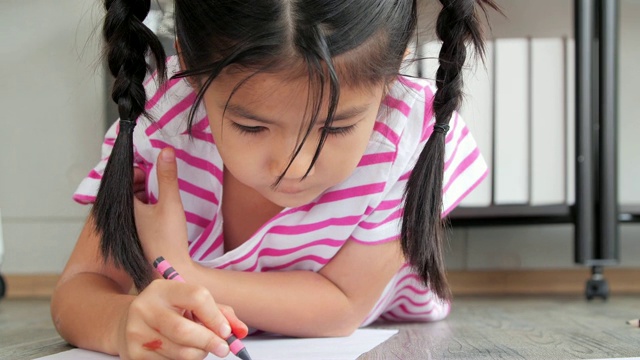 一个学写字的小女孩，喜欢用铅笔的小女孩。孩子生命中的一天。教育的主题