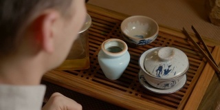 师傅将盖丸冲泡的绿茶倒入碗中。中国茶道