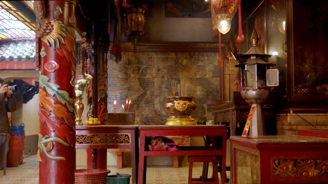 4K Man travel in china red temple背景概念为快乐春节2019显示背景，模糊户外佛教唐人街，东方宗教文化，上海城市。