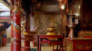 4K Man travel in china red temple背景概念为快乐春节2019显示背景，模糊户外佛教唐人街，东方宗教文化，上海城市。视频素材模板下载