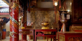4K Man travel in china red temple背景概念为快乐春节2019显示背景，模糊户外佛教唐人街，东方宗教文化，上海城市。