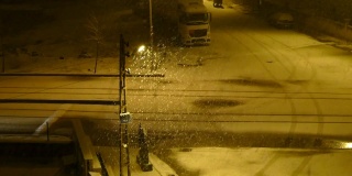 晚上下雪，路灯和雪，晚上下大雪，城市下雪，