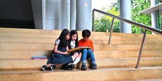 一群亚洲孩子一起读书