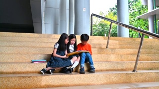 一群亚洲孩子一起读书视频素材模板下载