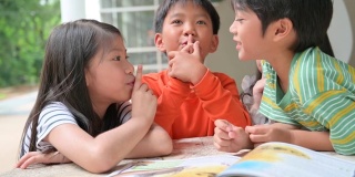 一群亚洲孩子一起读书