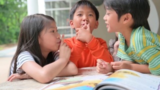 一群亚洲孩子一起读书视频素材模板下载
