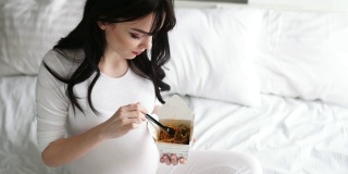 孕妇在床上吃中国菜