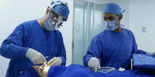 外科医生完成女性患者鼻中隔偏曲鼻整形手术后。