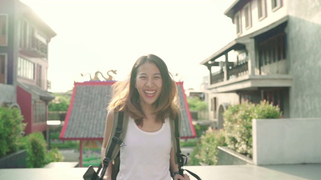 慢动作-亚洲背包女感觉快乐旅行在北京，中国，快乐美丽的年轻少女博主女行走在唐人街。生活方式背包旅游度假概念