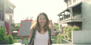慢动作-亚洲背包女感觉快乐旅行在北京，中国，快乐美丽的年轻少女博主女行走在唐人街。生活方式背包旅游度假概念