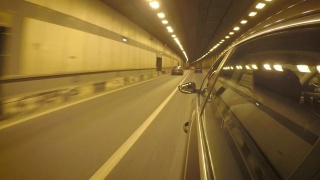 汽车在拥挤的交通中穿过隧道。从车身的侧视图视频素材模板下载