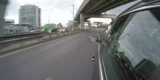 汽车在城市高速公路上行驶。从车身的侧视图