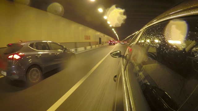 雨后汽车穿过隧道。从车身的侧视图