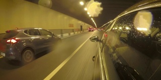 雨后汽车穿过隧道。从车身的侧视图