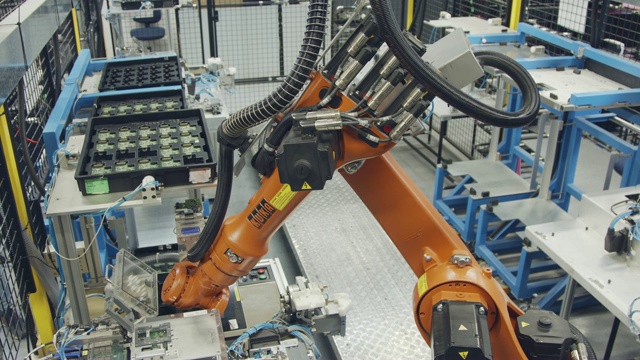 大型机器人在电子制造工厂工作