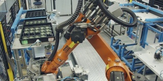 大型机器人在电子制造工厂工作