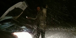 一辆破车停在雪地里