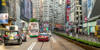 在香港铜锣湾的行人与历史电车的背景