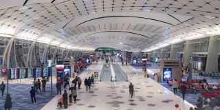 时光流逝:香港机场离境区游客拥挤