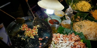 一名泰国男子在夜市上做饭