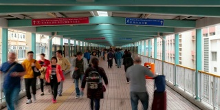 时光流逝:香港九龙的人行天桥上挤满了行人