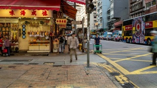 慢镜头:香港市中心上环西市场海鲜干及食补街的行人及交通背景视频素材模板下载