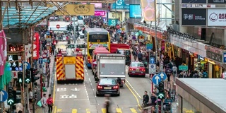 慢镜头:香港九龙弥敦道旺角花园街市的行人及交通背景