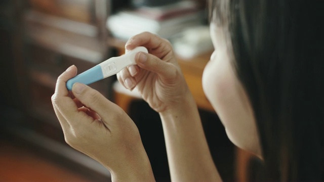 女性手上的妊娠测试阳性