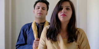 爱的丈夫和妻子准备和调整他们的传统印度服装为一个聚会功能，静态mis拍摄，镜子pov