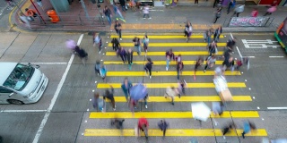 慢镜头:行人穿过香港九龙弥敦道旺角花园街市的人行横道