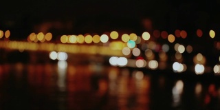 在法国巴黎，塞纳河的河岸使灯光散光