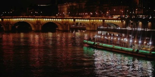 夜游法国巴黎的塞纳河