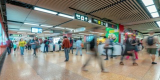 时间流逝:模糊的背景行人、旅行者和游客在香港地铁车站