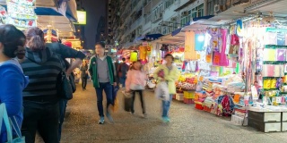香港九龙弥敦道旺角花苑跳蚤市场夜间游人拥挤
