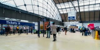 英国苏格兰格拉斯哥火车站售票处的延时行人通勤人群