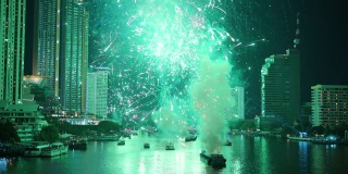 泰国曼谷湄南河上的新年焰火。