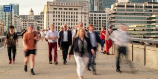 时光流逝:英国伦敦，商人聚集在伦敦桥和市中心天际线大楼