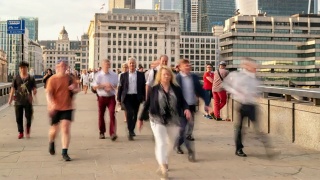 时光流逝:英国伦敦，商人聚集在伦敦桥和市中心天际线大楼视频素材模板下载