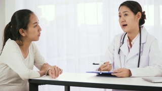 侧面摄影:泰国孕妇遇见日本医生视频素材模板下载