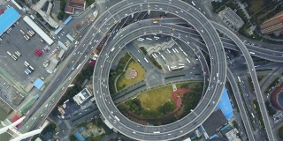 中国上海南浦大桥南浦大桥斜拉桥航拍画面:下匝道高架环线上通过交通的上下速度加快40倍