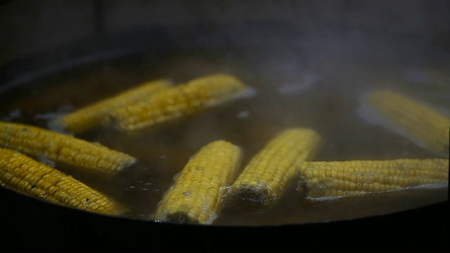 玉米。用平底锅煮的玉米头