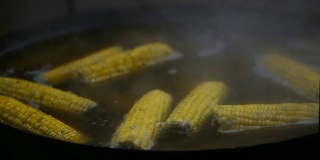 玉米。用平底锅煮的玉米头