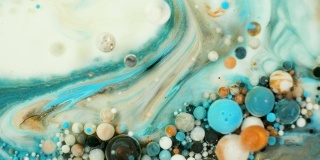 泡沫中的彩色颜料在液体中有机地移动