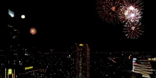 4K慢镜头曼谷城市景观与美妙的多色烟花在夜晚的天空，庆祝和节日的概念